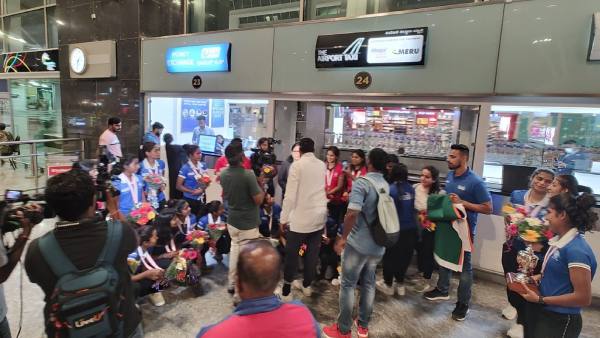 Indian-junior-women-s-hockey-team-receives-champion-s-welcome-in-bengaluru1